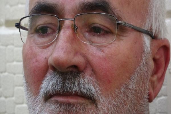 قتلوا ابنه الذي كان يعمل مسعفا وأرسلوا صورة جثته لعائلته عبر هاتفه