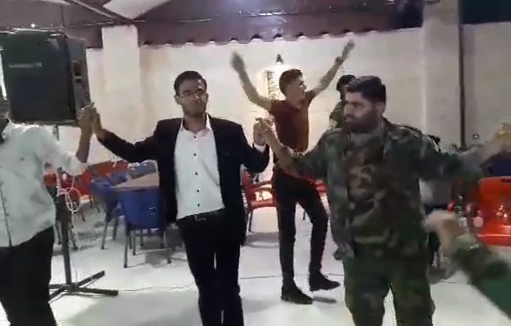 في معرة النعمان يستمر القصف والنزوح…وعناصر الجيش الوطني الموالي لتركيا يقيمون حفلات راقصة في عفرين