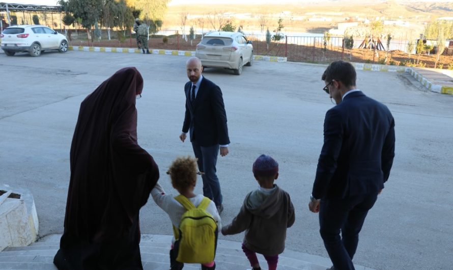 الإدارة الذاتية تسلم طفلين وامرأة من عوائل داعش الى النروج