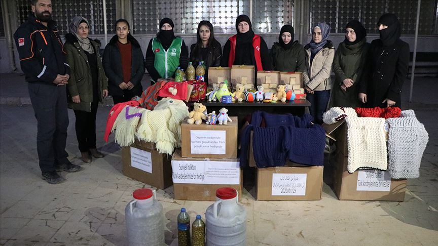 رغم ما يتعرضن له من انتهاكات…نساء من عفرين يرسلن مساعدات غذائية لضحايا الزلزال في تركيا