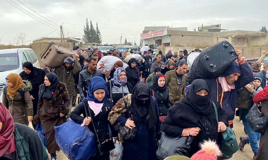 قرابة ألف نازح من إدلب يصلون مناطق الإدارة الذاتية شمال سوريا