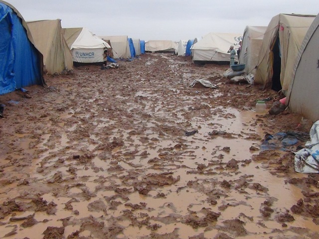 وفاة 6 أطفال وامرأة وإصابة 7 في حريق مروع بمخيم في مدينة ديرك شمال شرق سوريا