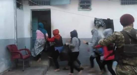 هل تذكرون مشهد الطفل والنساء اللاتي تم العثور عليهن في سجن (الحمزات) في مدينة عفرين …. تم الإفراج عن 6 منهن فقط بعد 900 يوم من الاعتقال ومصير 5 نساء والطفل مازال مجهولا