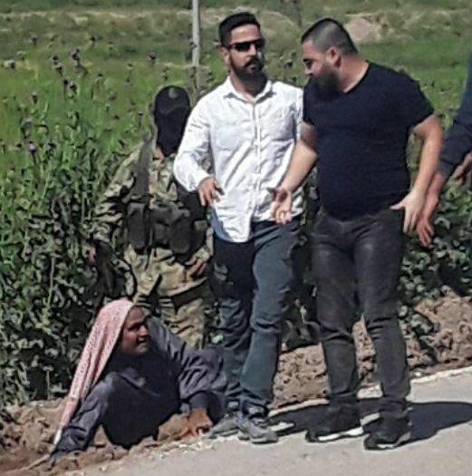 شاهد: جندي تركي يعتدي على مسن سوري في مدينة تل أبيض ويوقعه أرضاً