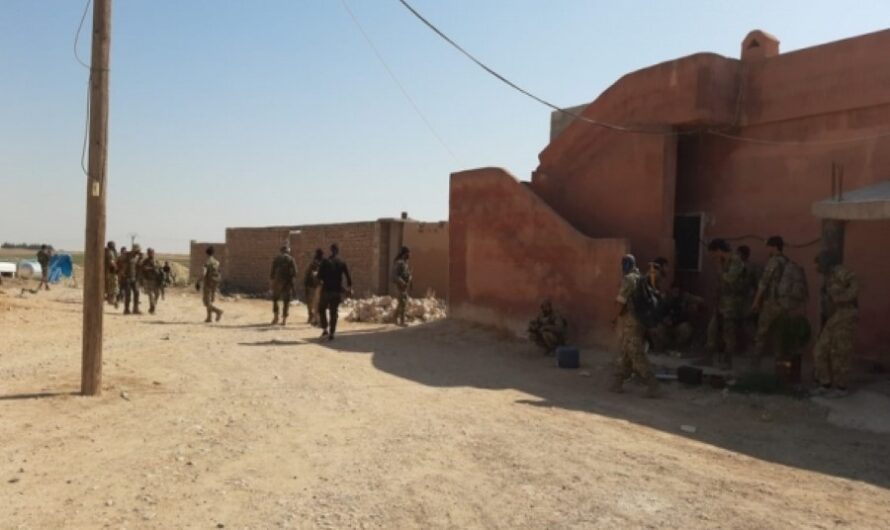 مسلحون موالون لأنقرة يحاصرون قرية “كردية” في ريف تل أبيض ويمهلون سكانها أياما لمغادرتها