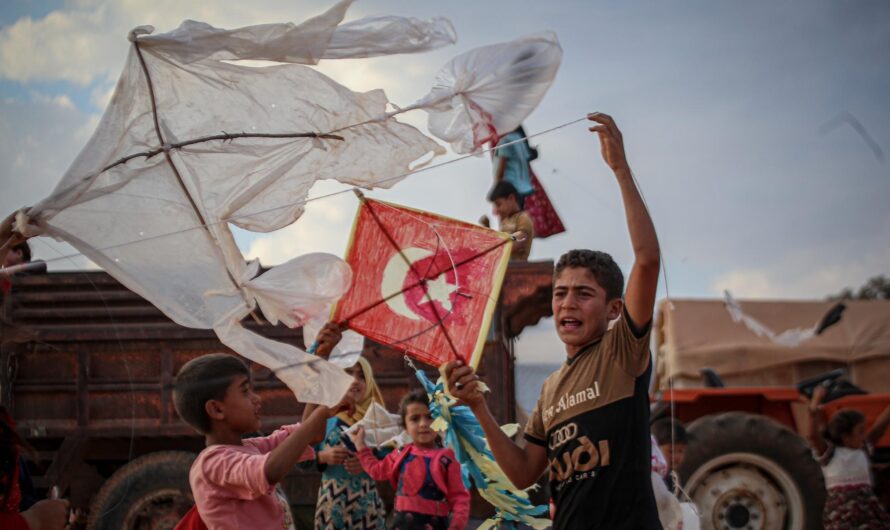 مُصور وكالة تركية يستغل أطفالاً سوريين في مخيم لا تتوافر فيه أبسط مُقوّمات الحياة ليجعلهم يلعبون بطائرات ورقية “تركية الصنع”