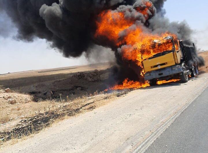 ضحايا في استهداف شاحنة مدنيّة على طريق M4 قرب بلدة عين عيسى من قبل الجيش التركي