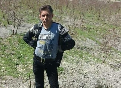 السلطات التركية تسلم جثة الطفل السوري الذي قتلته على الحدود لعائلته بعد انتزاع احشائه