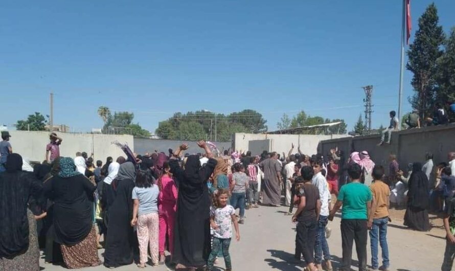 أهالي وسكان مدينة رأس العين يتظاهرون أمام البوابة التركية ضد الفلتان الأمني والفساد وغياب الخدمات