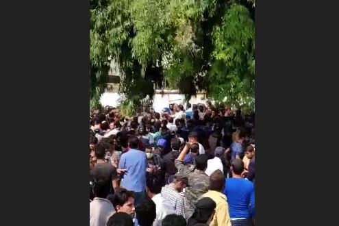 عناصر شرطة عفرين ينهالون بالضرب على متطوعين بالعصي والهروات.