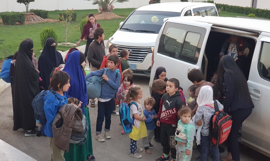 الإدارة الذّاتيّة تسلّم 30 طفلاً من عوائل داعش لروسيا