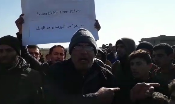 سورييون يتظاهرون ضد تركيا : أخرجوا من منازلنا