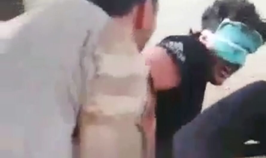 فيديو : تقمص هيئة كلب شرس وبدأ يهجم على مختطف مغمض العينين ..فظائع التعذيب في سجون الميليشيات الموالية لتركيا