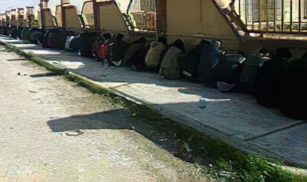 صورة نادرة تظهر قيام عناصر داعش باعتقال 150 مدنيا من مدينة كوباني كانوا متجهين الى مدينة الحسكة قرب بلدة المبروكة بتاريخ 17 شباط 2014