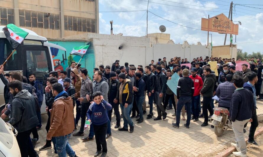 اقتحمها مسلحون واعتدوا عليهم ..طلاب يتظاهرون في مدينة اعزاز ضد القرارات التعسفية
