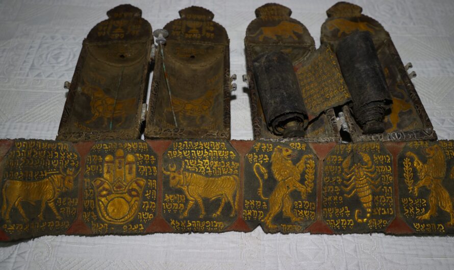 السلطات التركية تصادر نسختين أثريّتين مِن التوراة سرقت من المعبد اليهودي في جوبر بدمشق