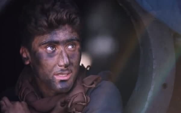 قصة الشاب السوري “أحمد الخطاب” صاحب الصوت العذب الذي يعمل ويعيش بـ حرّاقات بدائية لتكرير النفط بريف حلب الشرقي