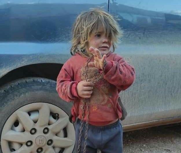 إدلب …طفلة سورية قيدها والدها وسجنها في قفص فماتت جوعاً وعطشاً