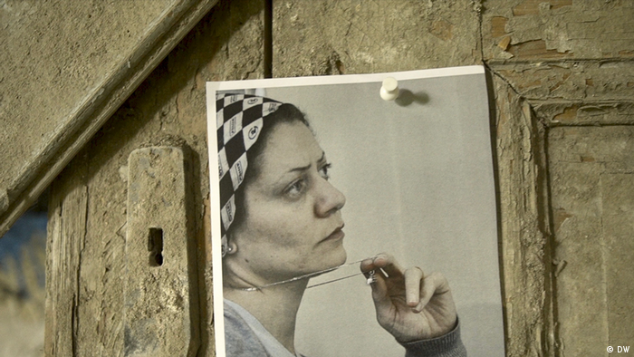 بعد تعقب حاسبها الشخصي : السلطات الأمريكية علمت إنّ “رزان زيتونه” محتجزة ضمن سجن “التوبة” في مجمع أمنى لـ “جيش الإسلام” في دوما