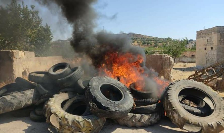 احتجاجات في ريف إدلب تندد بصمت تركيا تجاه التصعيد العسكري في جبل الزاوية