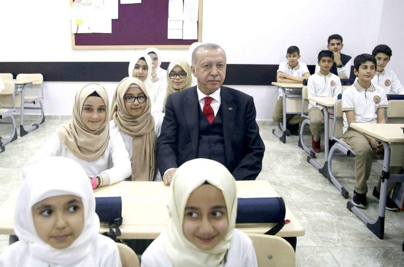 برسالة واتساب جماعية …. تركيا تفصل 13 ألف مدرس سوري وتتركهم لمصير مجهول