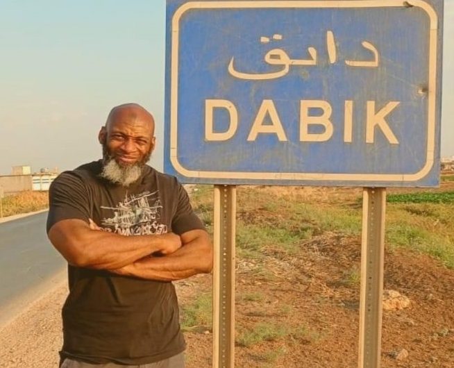 مطلوب من واشنطن بتهمة دعم والترويج للإرهاب .. صحفي أمريكي يفر من إدلب إلى المناطق الخاضعة لسيطرة جماعات مسلحة موالية لتركيا بريف حلب