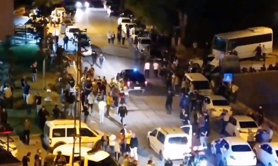 محلات ومنازل السوريين تتعرض لهجوم دام من قبل أتراك عنصريين