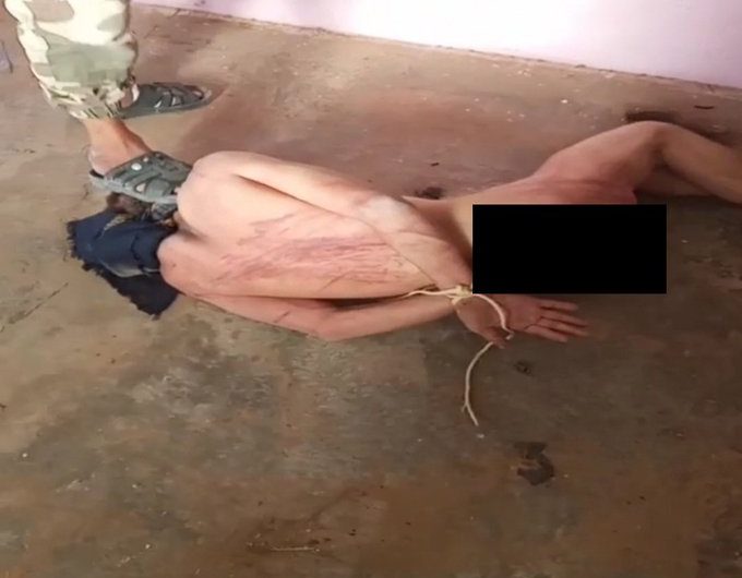 أبشع من صور “قيصر”: تم تصويره عاريا والتلذذ بتعذيبه …. ميليشيا الجيش الوطني المدعوم تركيا تعذب شاب بطريقة وحشية وتتباهى بنشر فيديو الاعتداء