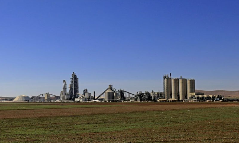 فرنسا تتهم أردنياً بتمويل الإرهاب.. عمِل سابقاً في مصنع “لافارج” في شمال سوريا