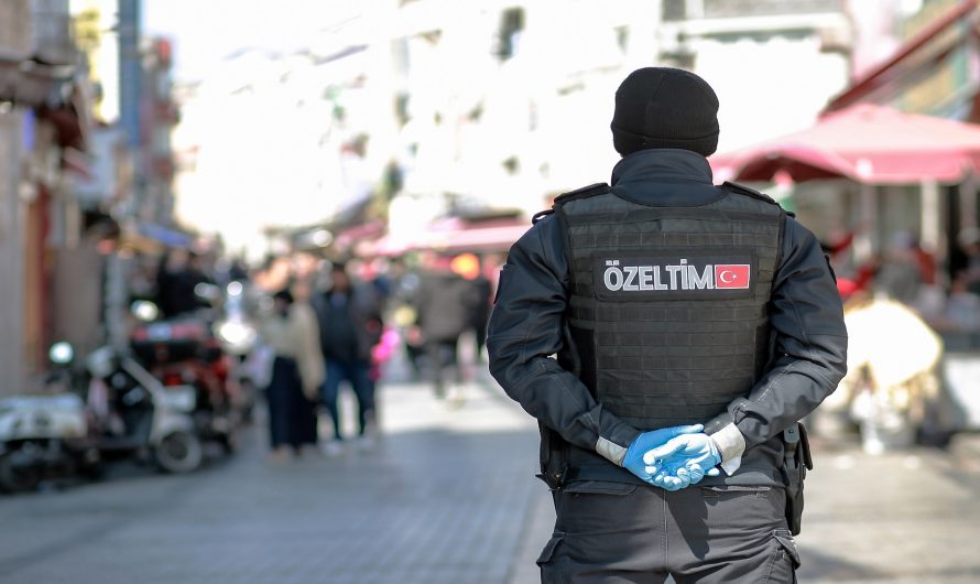 الشرطة التركية تبتكر طريقة جديدة للاعتداء على السوريين.. وضع مخدرات وعملة مزورة وأسلحة في سياراتهم