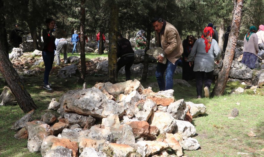 لحماية أنفسهم من القناصة والقصف التركي: أهالي قرى ناحية شيروا في عفرين يبنون ساتر حجري