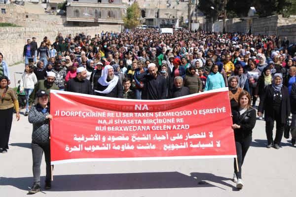 مظاهرة شعبية في حلب: مدنيون يحتجون على حصار “الفرقة الرابعة” على أحياء ضمن المدينة