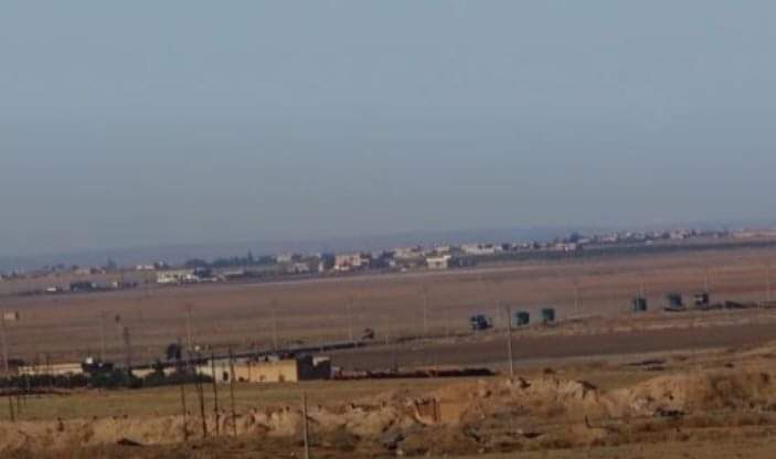 صورة في ريف تل ابيض تظهر شاحنات تركية وهي تنقل القمح السوري الى داخل الأراضي التركية