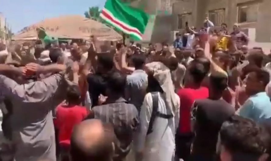 الغضب يتفاقم في المناطق الخاضعة لسيطرة تركيا شمال سوريا.. مظاهرات شهدتها بلدة رأس العين ومحتجون يرفعون شعار ” نبع السلام مافي أمان”