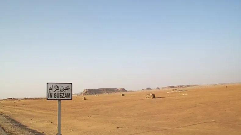 السلطات الجزائرية تلقي بعشرات المهاجرين السوريين بصحراء النيجر رغم مواجهتهم خطر الموت! … استولت على هواتفهم وكل مقتنياتهم