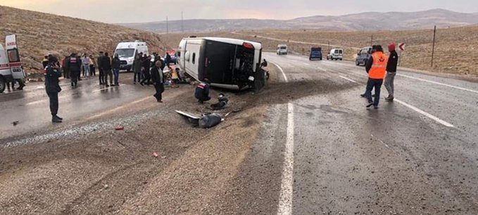 انقلاب حافلة تقل المرحلين قسراّ في تركيا تتسبب بمقتل لاجئين سوريين وإصابة العشرات.. صور تظهر أنّ أيادي اللاجئين كانت مكبّلة