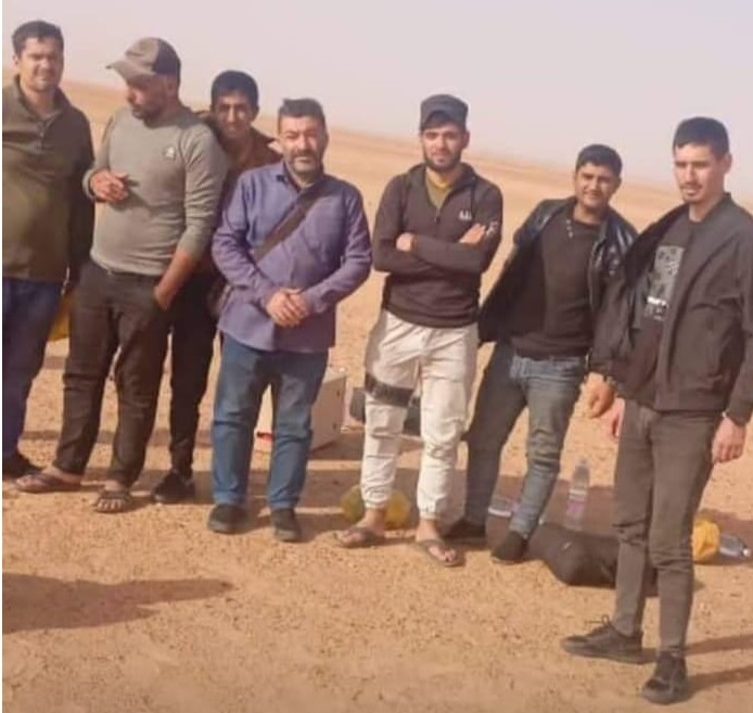صورة تظهر مجموعة من اللاجئيين السوريين الذي قامت السلطات الجزائرية بترحيلهم إلى ليبيا