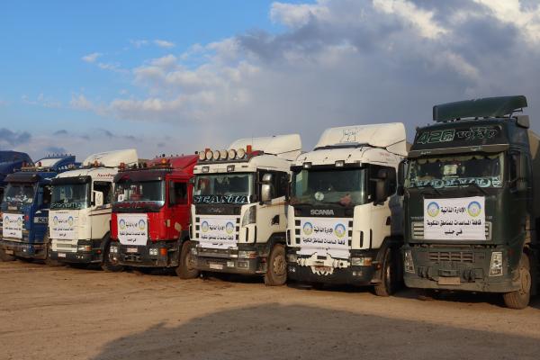 فيديو .. مئات الشاحنات معبئة بالوقود والمواد الغذائية والإسعافية وافقة في معبرين ترفض أنقرة و دمشق عبورها باتجاه المناطق المتضررة من الزلزال