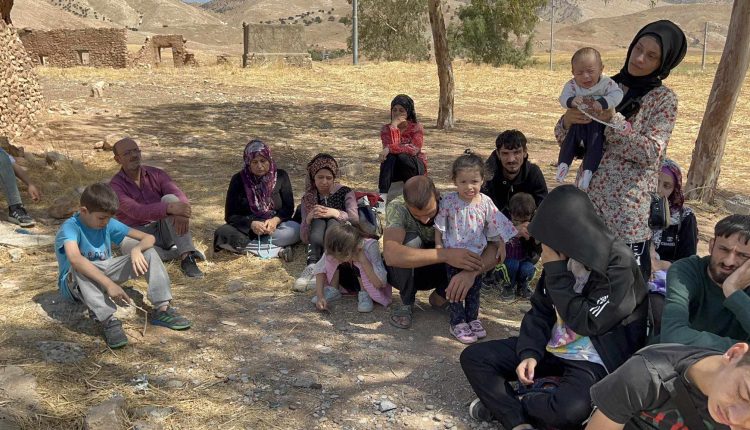 تفاقم مأساة 4 عوائل سورية .. تم ترحيلها من تركيا إلى إيران ومنها إلى العراق