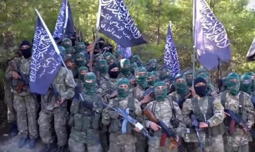 بعد اعتدائهم على عائلة سورية … “التركستان” الذين قامت تركيا بتوطينهم في قرى العلويين بريف إدلب