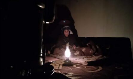 امرأة مسنة في مدينة كوباني تقضي ليلها بدون كهرباء على وقع القصف والصواريخ التركية