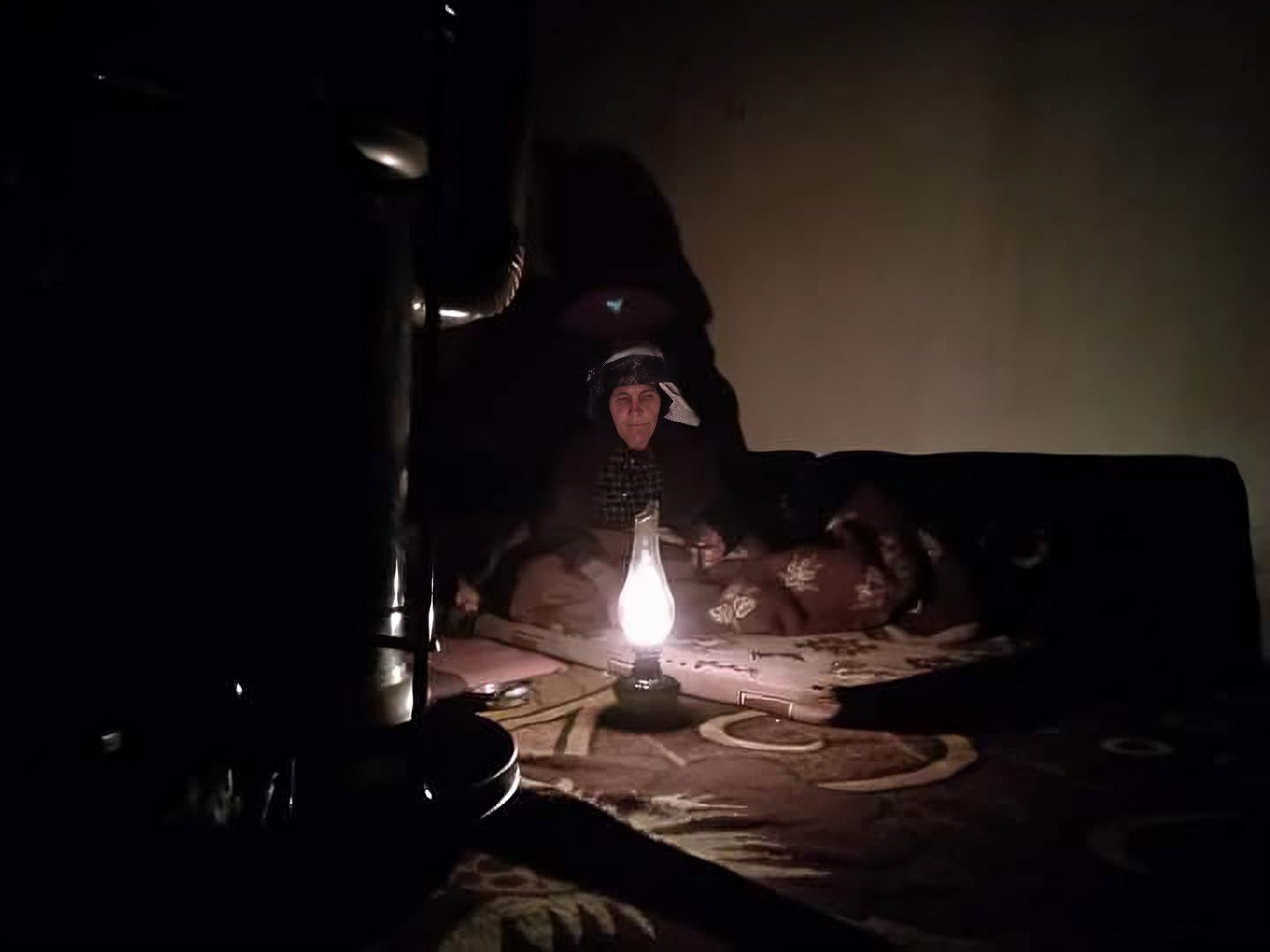 امرأة مسنة في مدينة كوباني تقضي ليلها بدون كهرباء على وقع القصف والصواريخ التركية