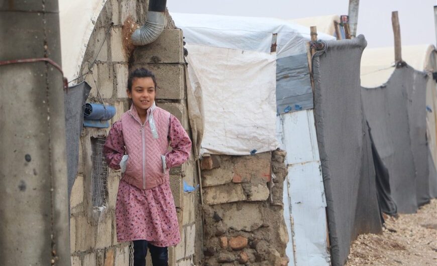 المهجرون الكرد من عفرين وبلدتي رأس العين وتل أبيض في شمال البلاد، يواجهون أحوالاً جوية بمخيمات منكوبة في ظل أوضاع إنسانية كارثية.