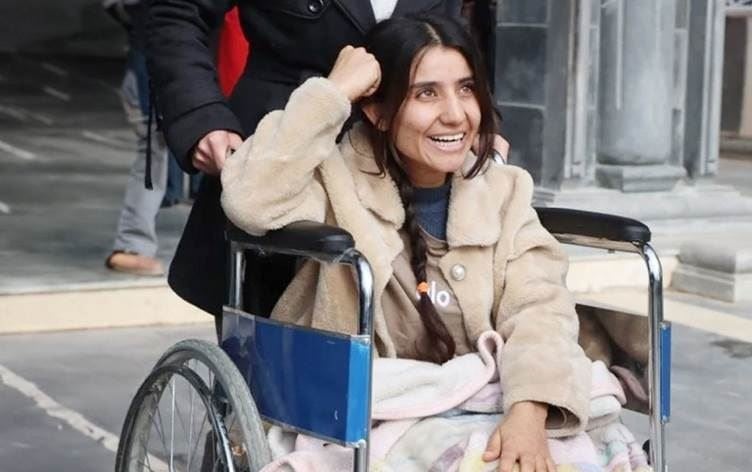 “شعرت جسدي يحترق”.. قصة شابة كردية فقدت ساقيها بقصف على قرية “خراب عشك” بكوباني